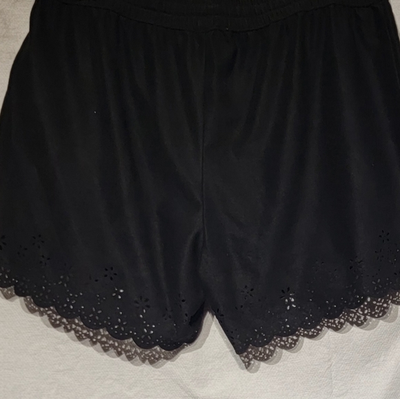 Garage all solid black 100% polyester embroidery trim hem shorts size small - Picture 2 of 6